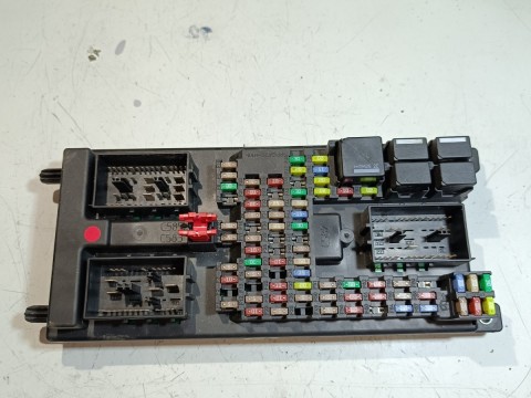 RANGE ROVER FRONT SIDE RELAY FUSE BOX ASSEMBLY AH2214F041BE